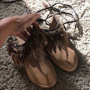 7.5 feather sandals